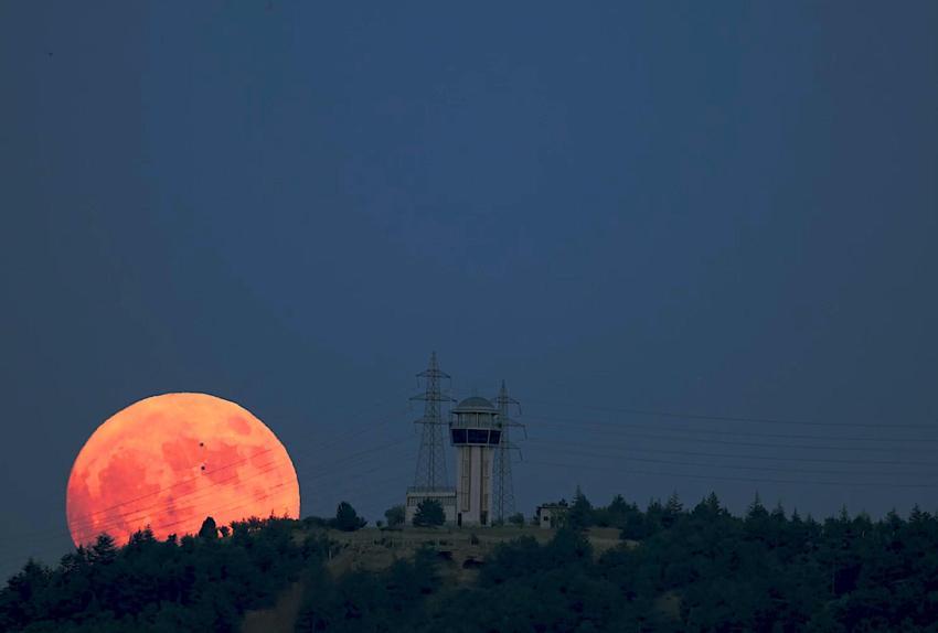 Eskişehir’de eşsiz bir kızıllık oluşturan 'Çilek Dolunayı' böyle görüntülendi