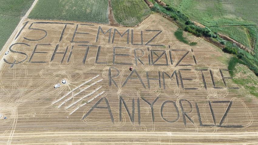 Lüleburgaz'da tarihi destana anlamlı mesaj: Tarlaya '15 Temmuz şehitlerimizi rahmetle anıyoruz' yazdı