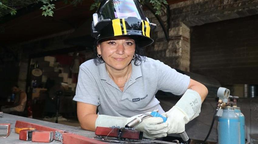Onu görenler şaşkına dönüyor! Yönetici koltuğunu bırakıp üretime geçti: Onlarca kadına ilham oldu