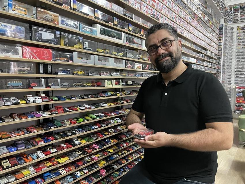 Evini görenler gözlerine inanamıyor! Yer kalmayınca tavana astı: 35 yılda 15 bin model biriktirdi