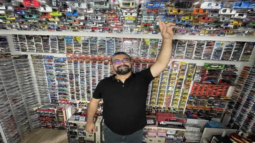 Evini görenler gözlerine inanamıyor! Yer kalmayınca tavana astı: 35 yılda 15 bin model biriktirdi