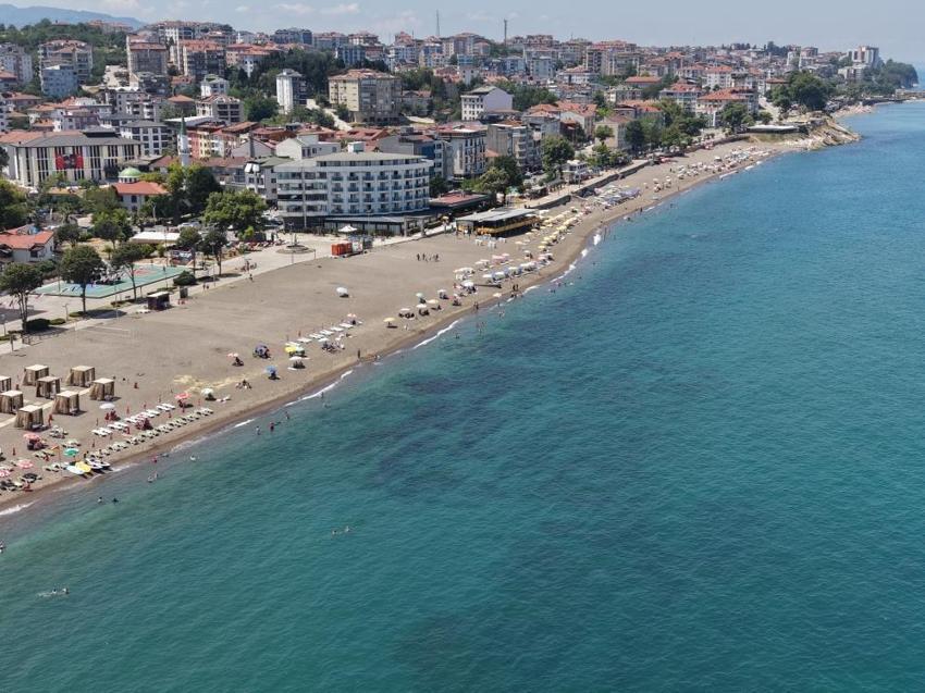 Akçakoca sahillerinde iğne atsan yere düşmüyor! Termometreler 37 dereceyi aşınca sıcağı gören akın akın sahile koştu