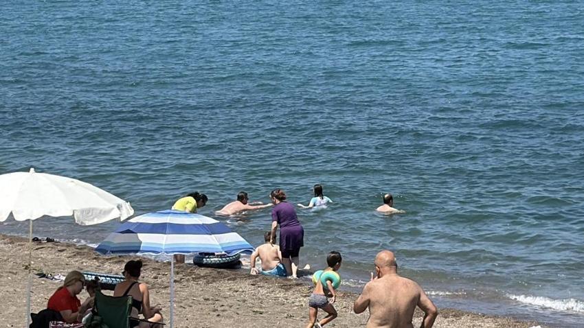 Akçakoca sahillerinde iğne atsan yere düşmüyor! Termometreler 37 dereceyi aşınca sıcağı gören akın akın sahile koştu