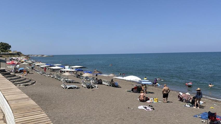 Akçakoca sahillerinde iğne atsan yere düşmüyor! Termometreler 37 dereceyi aşınca sıcağı gören akın akın sahile koştu