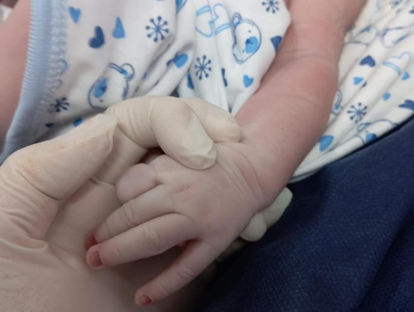 Şırnak'ta hastaneye sevk edilen hamile kadın ambulansta doğum yaptı