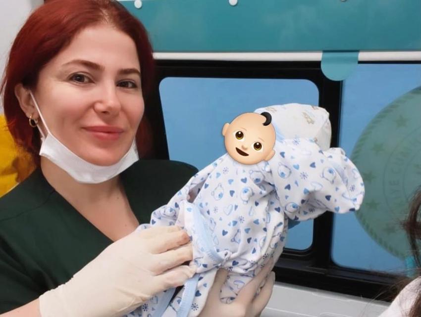 Şırnak'ta hastaneye sevk edilen hamile kadın ambulansta doğum yaptı