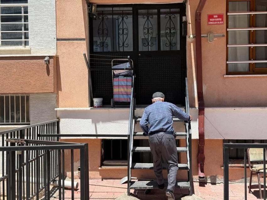 Eskişehir'de görülmemiş dolandırıcılık hikayesi: Altınlarını değiştirmişler dediler, elini öpüp öyle kaçtılar!