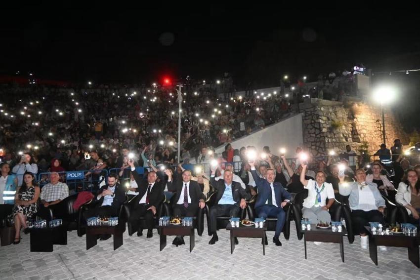 Afyonkarahisar'da festival coşkusu: Yılın en renkli 4 günü başladı, kortejde adım atacak yer kalmadı
