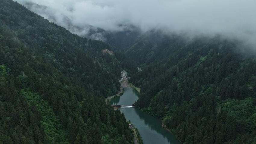 Trabzon'da vadinin içine kuruldu! Görenler yapay zeka sanıyor, turistler akın akın gidiyor