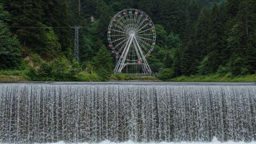 Trabzon'da vadinin içine kuruldu! Görenler yapay zeka sanıyor, turistler akın akın gidiyor