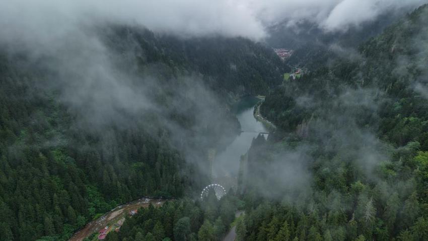 Trabzon'da vadinin içine kuruldu! Görenler yapay zeka sanıyor, turistler akın akın gidiyor