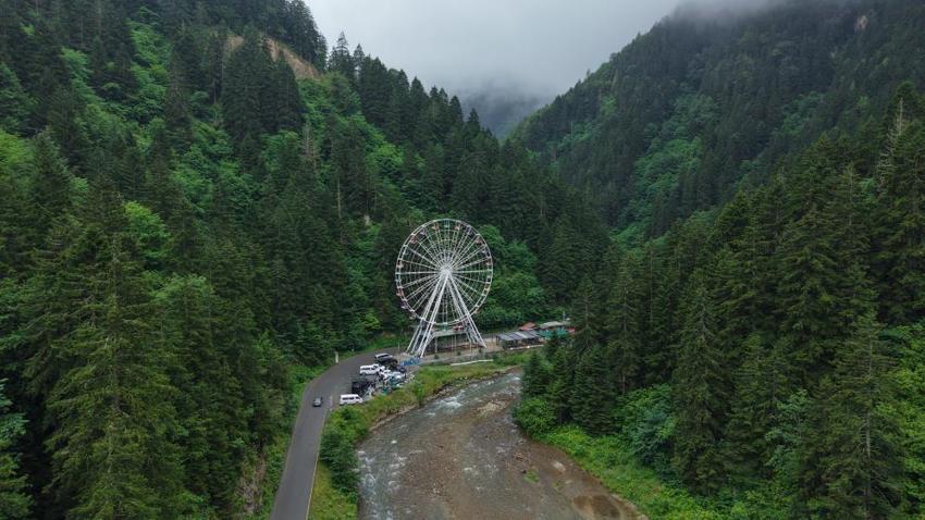 Trabzon'da vadinin içine kuruldu! Görenler yapay zeka sanıyor, turistler akın akın gidiyor