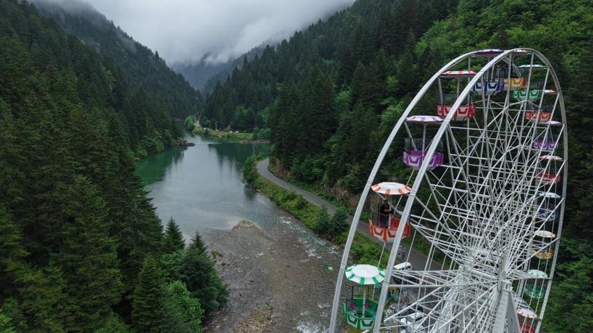 Trabzon'da vadinin içine kuruldu! Görenler yapay zeka sanıyor, turistler akın akın gidiyor