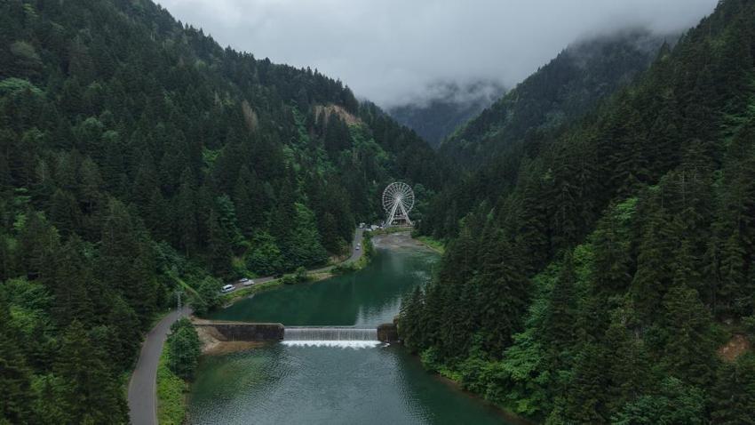Trabzon'da vadinin içine kuruldu! Görenler yapay zeka sanıyor, turistler akın akın gidiyor