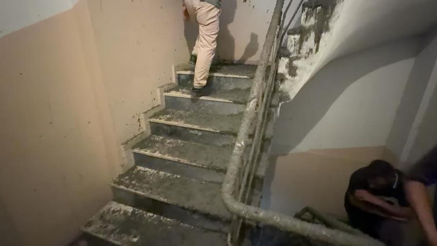 Arnavutköy'de inşaat faciası! Beton dökülürken yan bina patladı: Yüzlerce kilogram beton içeri doldu, 10 aile mahsur kaldı