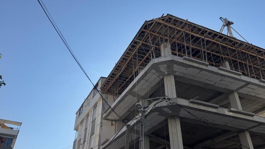 Arnavutköy'de inşaat faciası! Beton dökülürken yan bina patladı: Yüzlerce kilogram beton içeri doldu, 10 aile mahsur kaldı