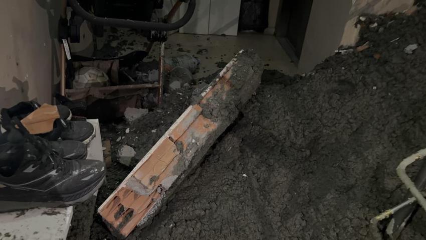 Arnavutköy'de inşaat faciası! Beton dökülürken yan bina patladı: Yüzlerce kilogram beton içeri doldu, 10 aile mahsur kaldı