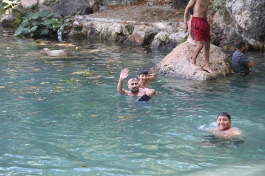 Adana'nın gençleri oraya akın ediyor: 40 derecede böyle serinliyorlar