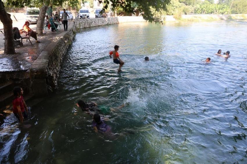 Adana'nın gençleri oraya akın ediyor: 40 derecede böyle serinliyorlar
