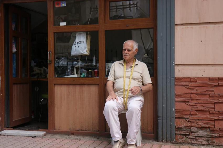 Bir zamanlar çıraklarla doluydu! Şimdi 3 metrekarelik dükkanda tek başına direniyor