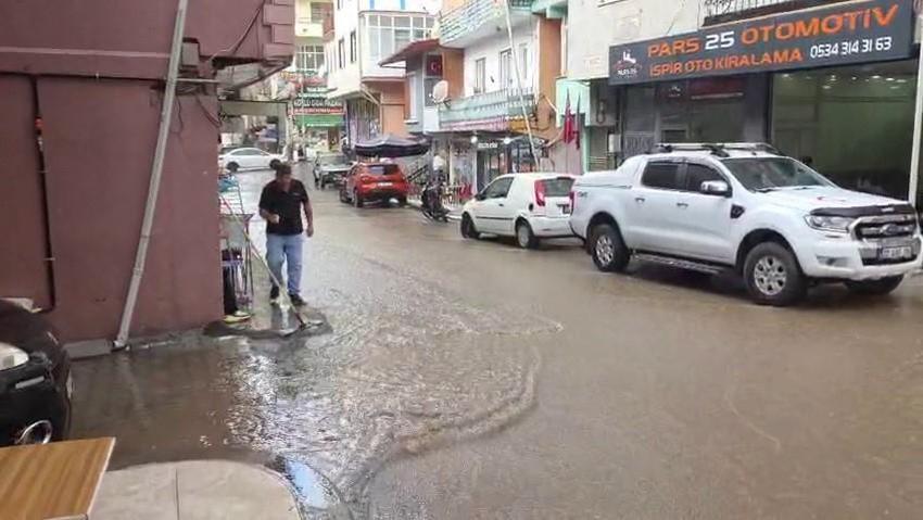Erzurum'da bir anda bastırdı! İş yerleri sular altında kaldı