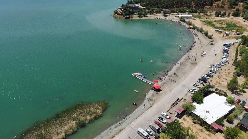 Doğu'nun saklı denizi tatilcilerin akınına uğradı! Ege ve Akdeniz sahillerini aratmayan görüntüler