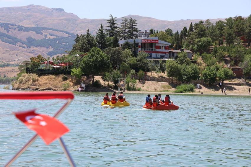 Doğu'nun saklı denizi tatilcilerin akınına uğradı! Ege ve Akdeniz sahillerini aratmayan görüntüler