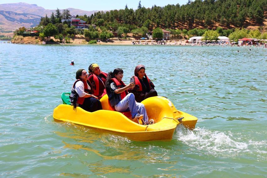 Doğu'nun saklı denizi tatilcilerin akınına uğradı! Ege ve Akdeniz sahillerini aratmayan görüntüler