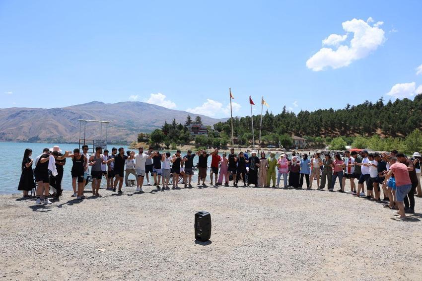 Doğu'nun saklı denizi tatilcilerin akınına uğradı! Ege ve Akdeniz sahillerini aratmayan görüntüler
