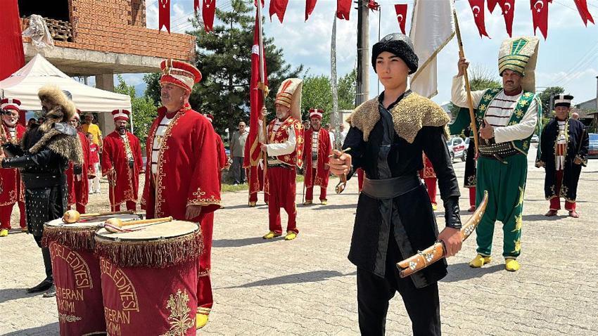 Düzce'de çeşmelerden ayran aktı 92 yıllık gelenek coşkuyla kutlandı