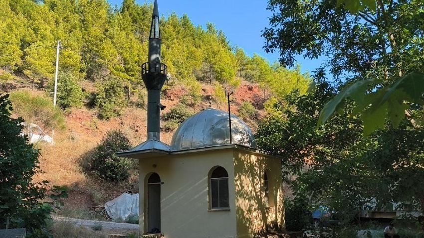 Mersin'de boyutlarıyla dikkat çeken cami! Doğal güzelliklerle çevrili olması ilgi görüyor