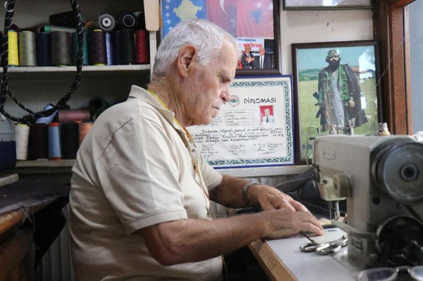 Hazır giyim sektörüne 3 metrekarelik dükkanında direniyor