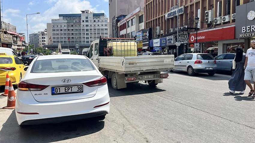 Adana'da kaldırımlar otoparka döndü! 'Sürücülerin çoğu sorumsuz'