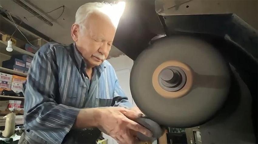 Dokuz yaşında çırak olarak başladığı mesleğini 63 yıldır aşkla sürdürüyor