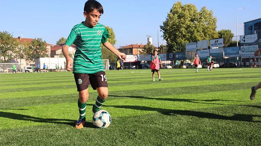Harmanlıkspor oyuncuları yenilenen zeminde ilk antrenmana hevesle çıktı
