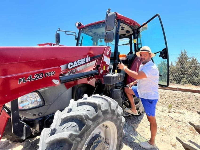 Çeşme'de ezber bozan plaj! Önü plaj, arkası tarla: Hazırladığı tezi iş yerine uyguladı, yiyeceğini tarlada, elektriğini güneşte üretiyor!