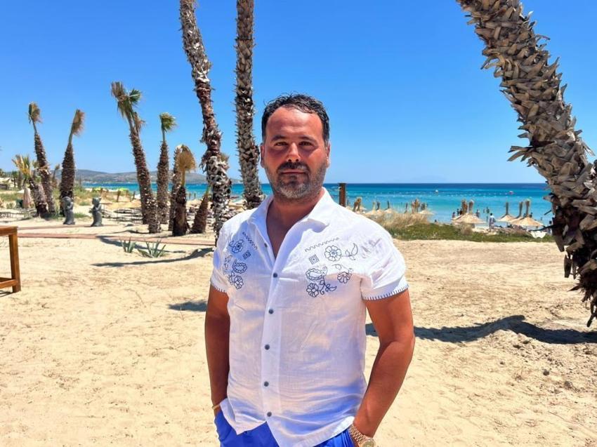 Çeşme'de ezber bozan plaj! Önü plaj, arkası tarla: Hazırladığı tezi iş yerine uyguladı, yiyeceğini tarlada, elektriğini güneşte üretiyor!