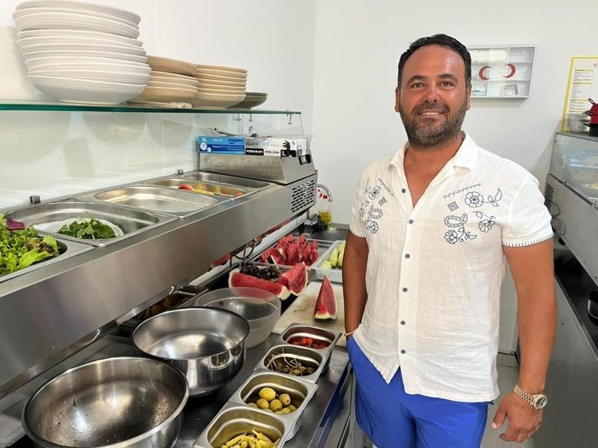 Çeşme'de ezber bozan plaj! Önü plaj, arkası tarla: Hazırladığı tezi iş yerine uyguladı, yiyeceğini tarlada, elektriğini güneşte üretiyor!