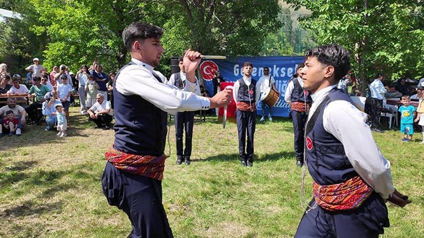 Erzurum'da unutulmaz kültür buluşması: 'Kaysefe Şenliği' yüzlerce kişiyi bir araya getirdi!
