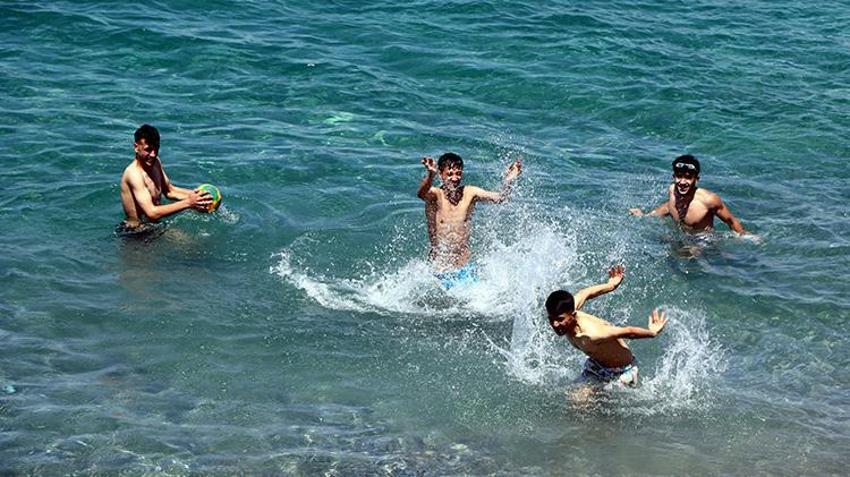 Van Gölü'nde Akdeniz havası! Göl kıyısındaki tek Mavi Bayraklı plaj yenilendi, girişler tamamen ücretsiz oldu!