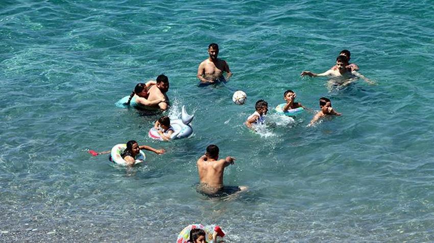Van Gölü'nde Akdeniz havası! Göl kıyısındaki tek Mavi Bayraklı plaj yenilendi, girişler tamamen ücretsiz oldu!
