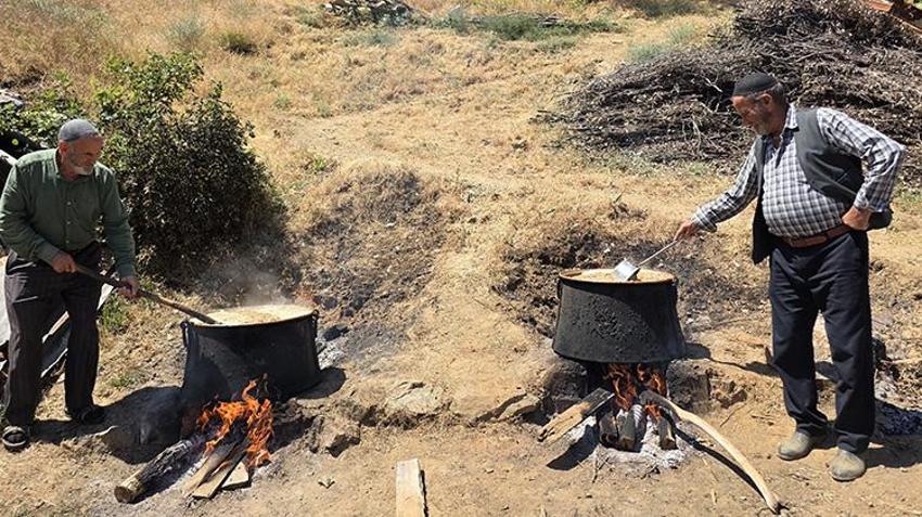 At sırtında taşınıyor, güneşte 7 gün bekletiliyor! Bingöl’ün tescilli lezzeti Sivan Dut Pekmezi sofralara ulaşmak için yola çıktı!