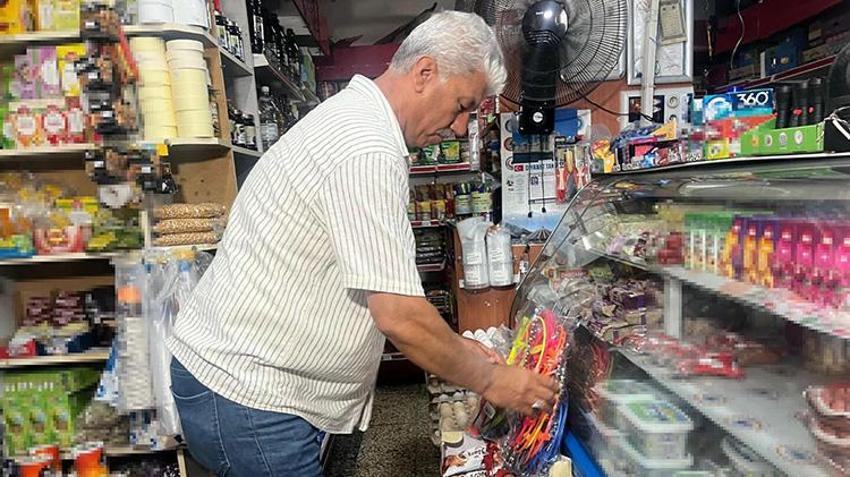İzmir'de 35 yıllık esnaf 90’lar ruhunu yaşatmaya devam ediyor: Bornova'daki bu bakkalda yok yok!