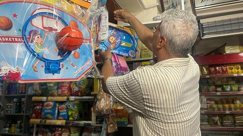 İzmir'de 35 yıllık esnaf 90’lar ruhunu yaşatmaya devam ediyor: Bornova'daki bu bakkalda yok yok!