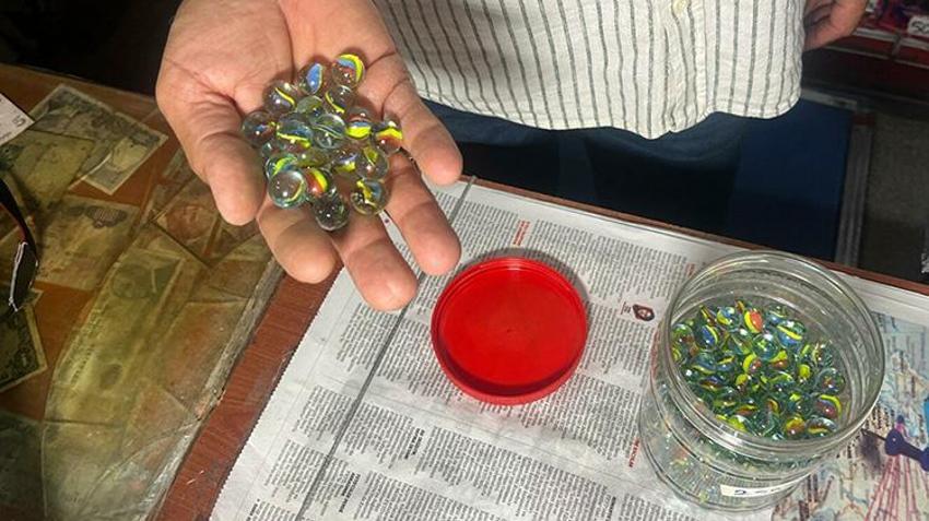İzmir'de 35 yıllık esnaf 90’lar ruhunu yaşatmaya devam ediyor: Bornova'daki bu bakkalda yok yok!