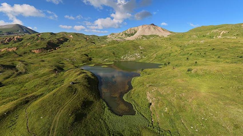 Bulutların üzerindeki cennet: Artvin'in yüzen adalı Arsiyan Yaylası ziyaretçi akınına uğruyor!