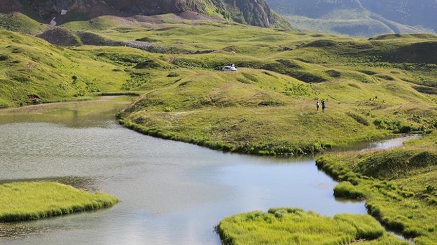 Bulutların üzerindeki cennet: Artvin'in yüzen adalı Arsiyan Yaylası ziyaretçi akınına uğruyor!