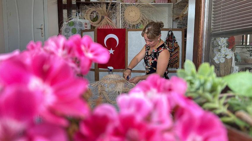 Hayalini gerçekleştirdi, kadınlara ilham oldu! Rattan sanatıyla hem üretiyor hem öğretiyor