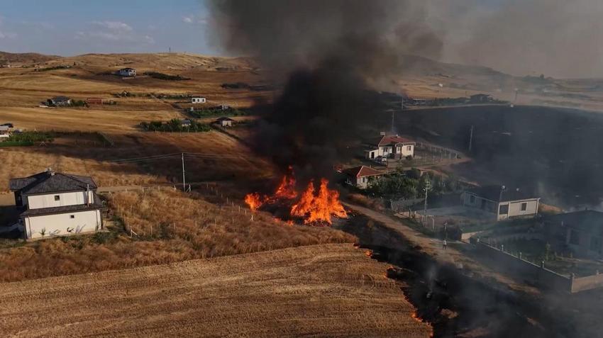 Kırıkkale'de bir izmarit faciaya yol açıyordu: Alevler mandıra ve evlere kadar ilerledi