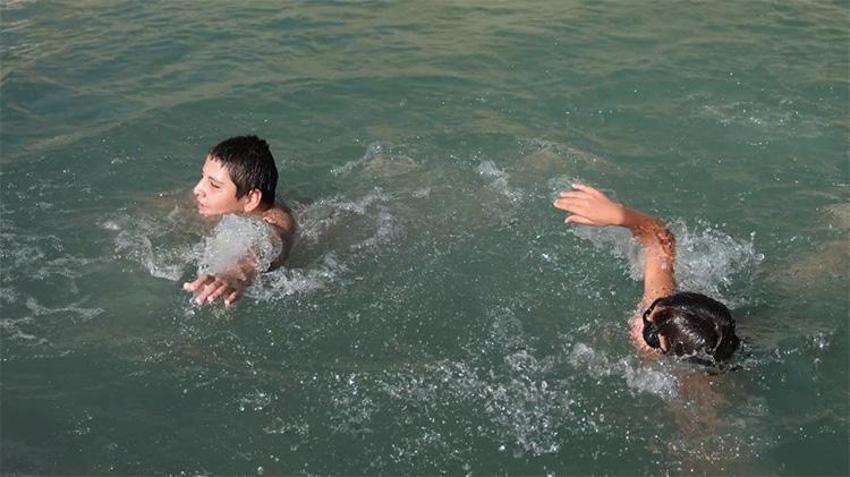 Erzincanlı çocukların kavurucu sıcaklarla yaratıcı mücadelesi: Kendi havuzlarını kendileri yaptılar!